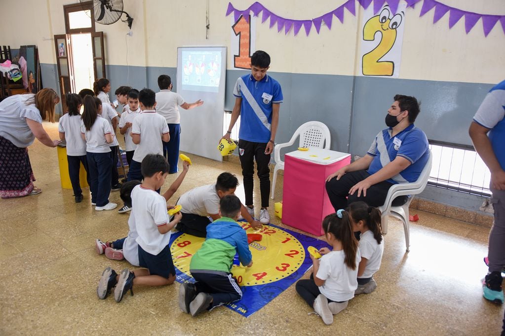 Alumnos de diferentes niveles interactuaron en la primera Jornada de Matemática y Tecnología realizada en la Escuela Wollman de Libertador General San Martín.