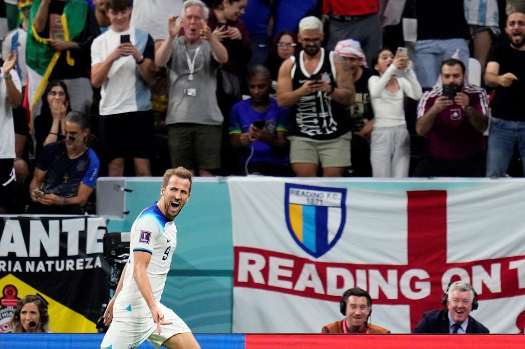 Harry Kane es una de las figuras de una Inglaterra sostenida por el juego colectivo y que se medirá con Francia en los cuartos de final. (AP)