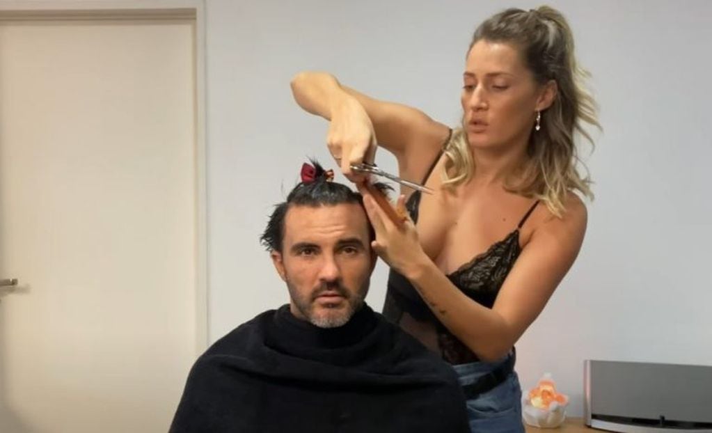 Mica Viciconte le cortó el pelo a Fabián Cubero (Foto: captura video)