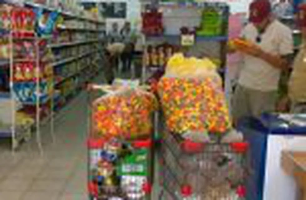 Decomisaron alimentos y medicamentos vencidos en un supermercado chino de zona oeste.