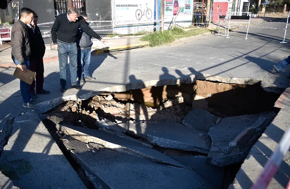 Sacaron el Camión que se hundió en el asfalto en calle Vélez Sarsfield a la altura del Hospital Privado (Pedro Castillo / La Voz)