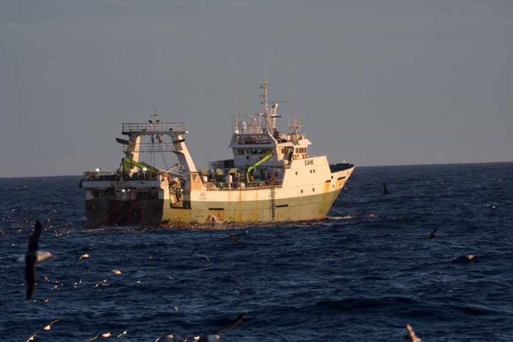 El buque de arrastre "FAKIR", de bandera española es parte de la flota española que pesca Malvinas y hace usufructo de nuestros recursos.