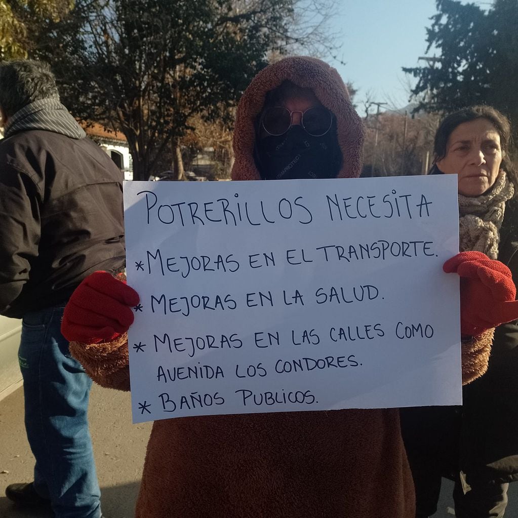 Vecinos de Potrerillos se manifestaron con carteles por la salud pública.
