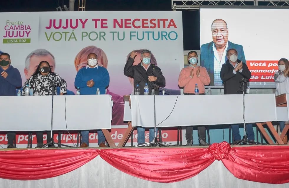 Los candidatos Omar Gutiérrez, Alberto Bernis y Fabián Tejerina, del Frente Cambia Jujuy, encabezaron el acto en Santa Clara.