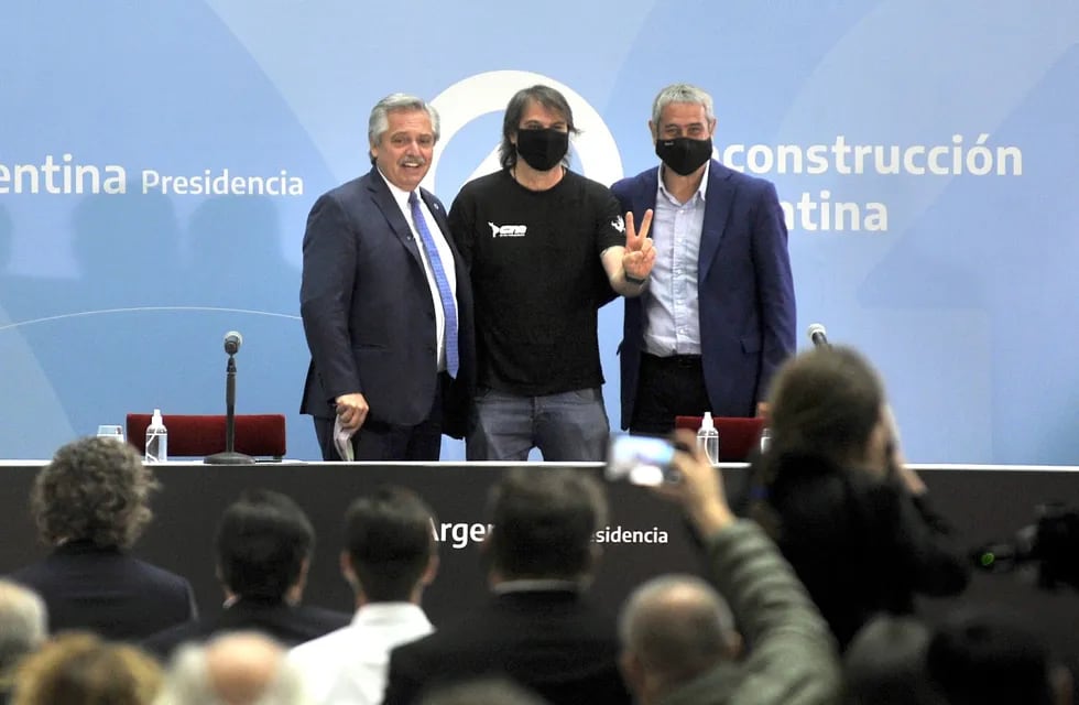 Alberto Fernández firmó convenios con la CGT y CTA para la asignación viviendas.