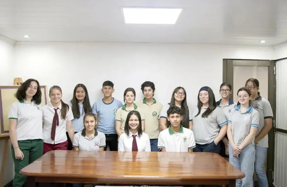 Jóvenes estudiantes de Oberá inician sus trabajos en el Parlamento Estudiantil.