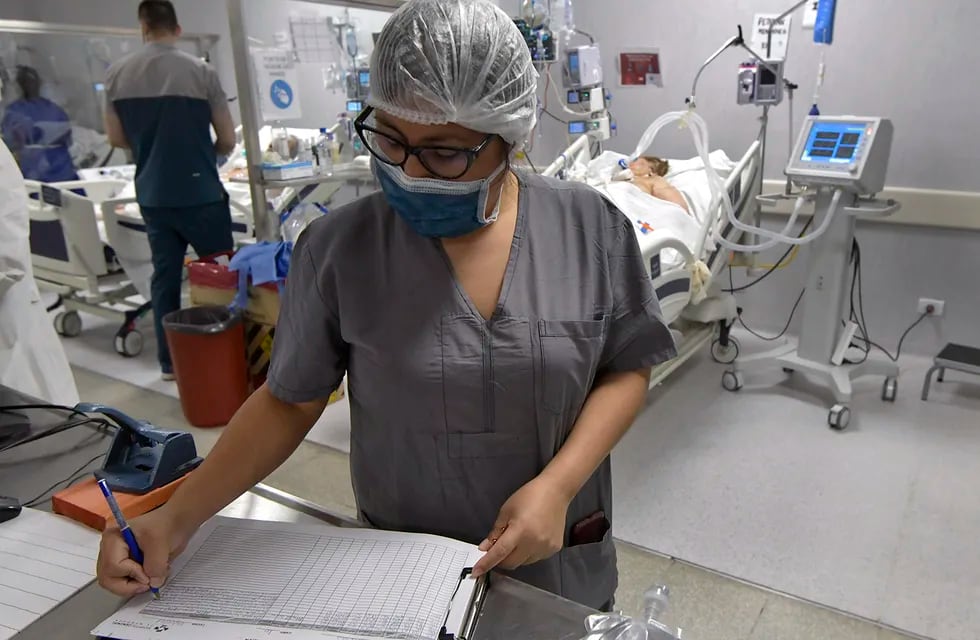 Enfermera en pleno trabajo durante la pandemia. Foto: Orlando Pelichotti