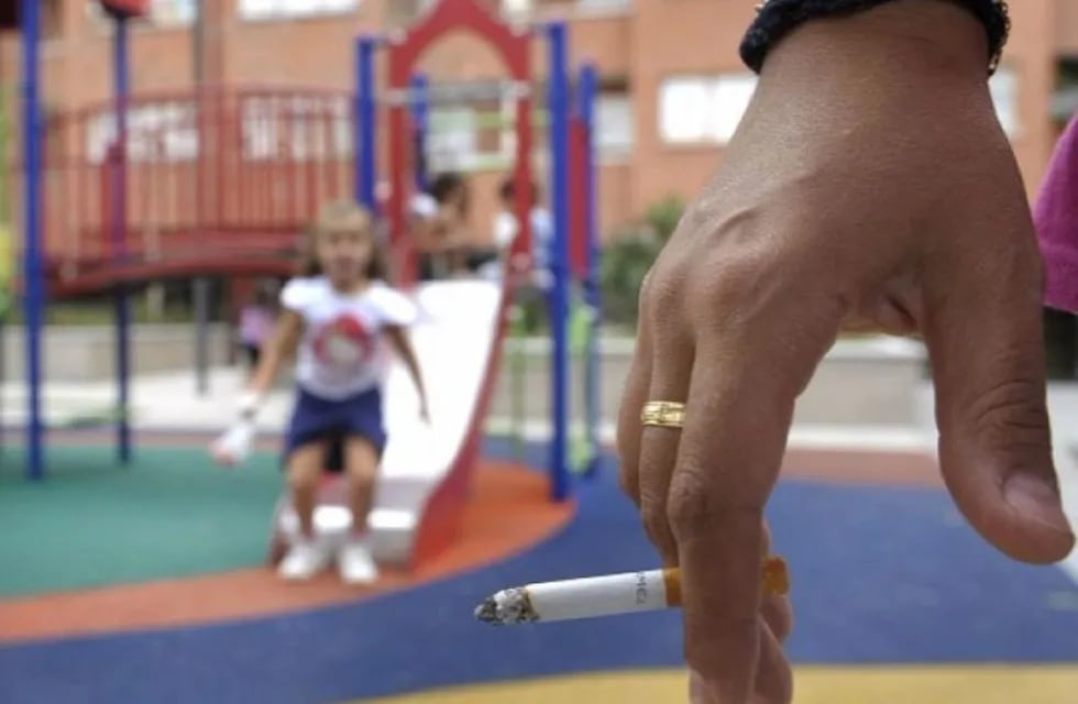 Sin acuerdo para prohibir el consumo de cigarrillos en plazas y parques de la ciudad