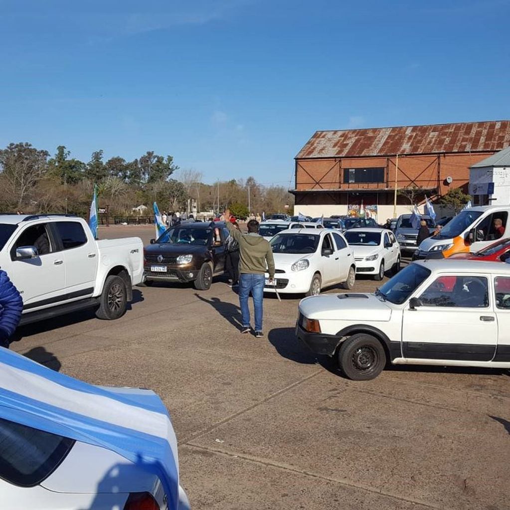"Marcha por la República" unos 500 vehículos se movilizaron en Gualeguaychú
Crédito: Nicolás Mattiauda