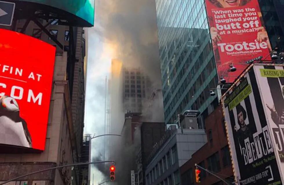 Fuego en el Times Square (Foto: Twitter/zelfstudie).
