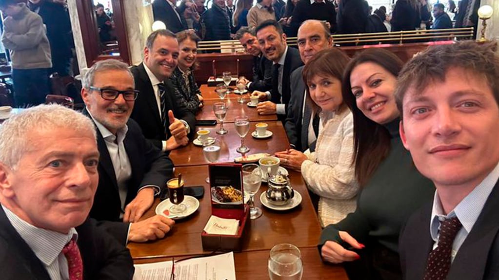 Guillermo Francos reunió a todos los ministros en un café tras su primera conferencia de prensa como jefe de Gabinete. Foto: X / @JonatanViale