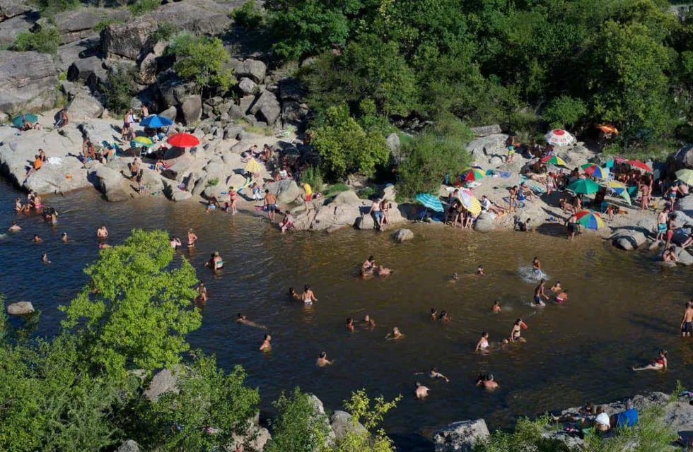 El río San Antonio colmado de personas disfrutando de una jornada de calor en Tala Huasi.