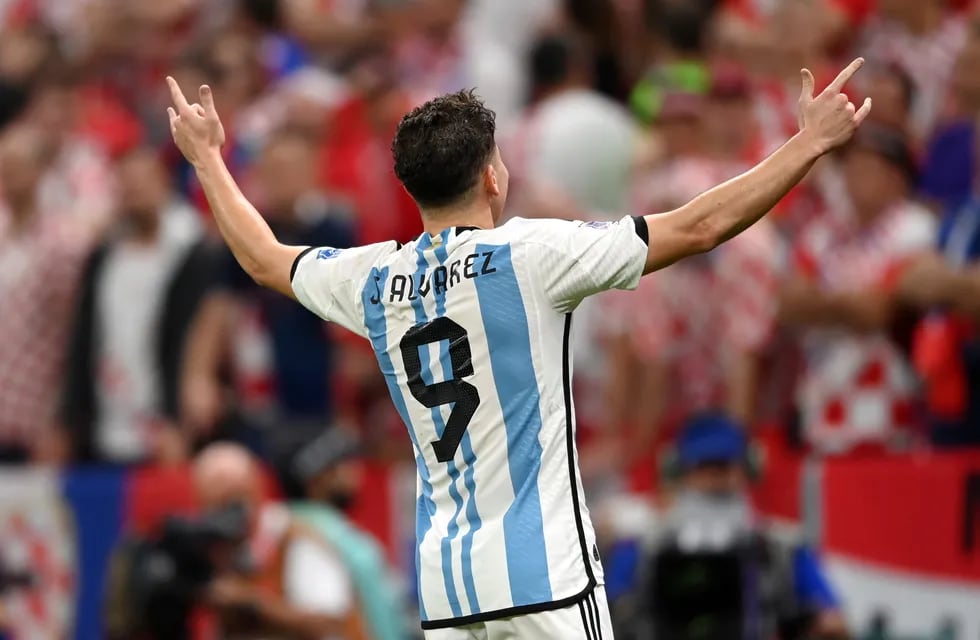 Un 10 para el 9. Ronaldinho, con aplausos para Julián Álvarez por su gol y la Selección argentina finalista (Prensa Fifa).
