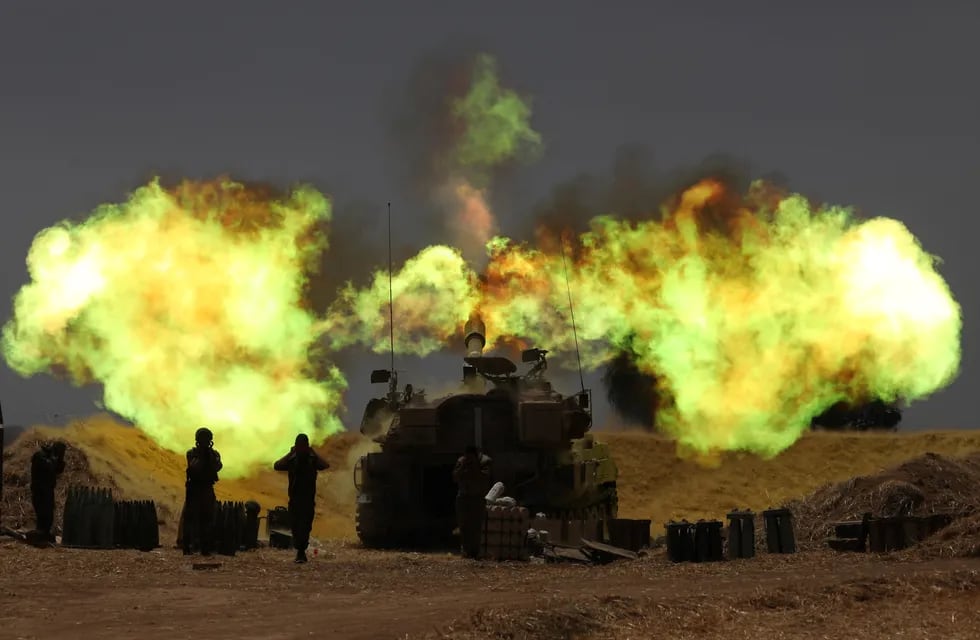Artillería israelí en acción mientras continúa la escalada entre el ejército israelí y Hamas en la frontera de Gaza.