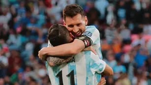 Lionel Messi y Ángel Di María festejan el segundo gol