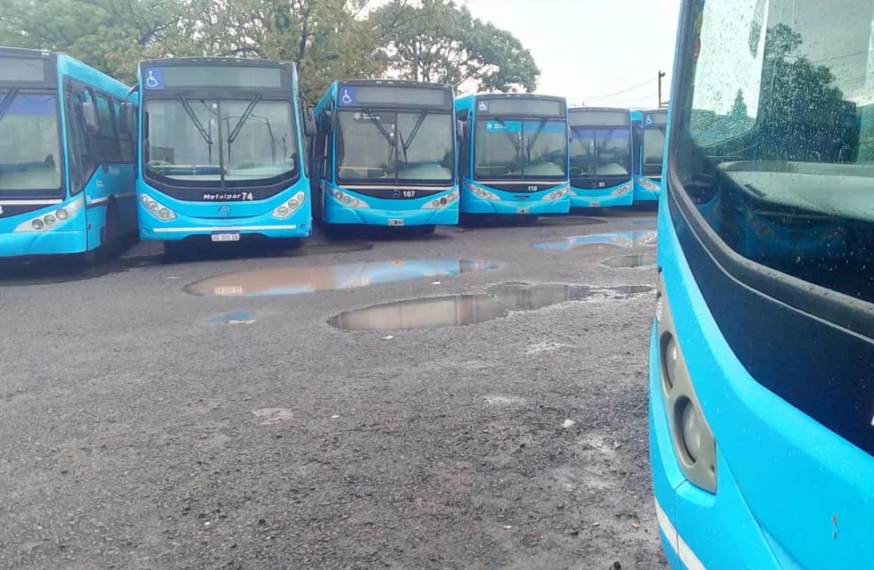 Los ómnibus no salieron a la calle durante la mañana debido a la medida de fuerza. (@somosrosariook)