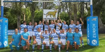 El equipo femenino de rugby luciendo su nuevo nombre