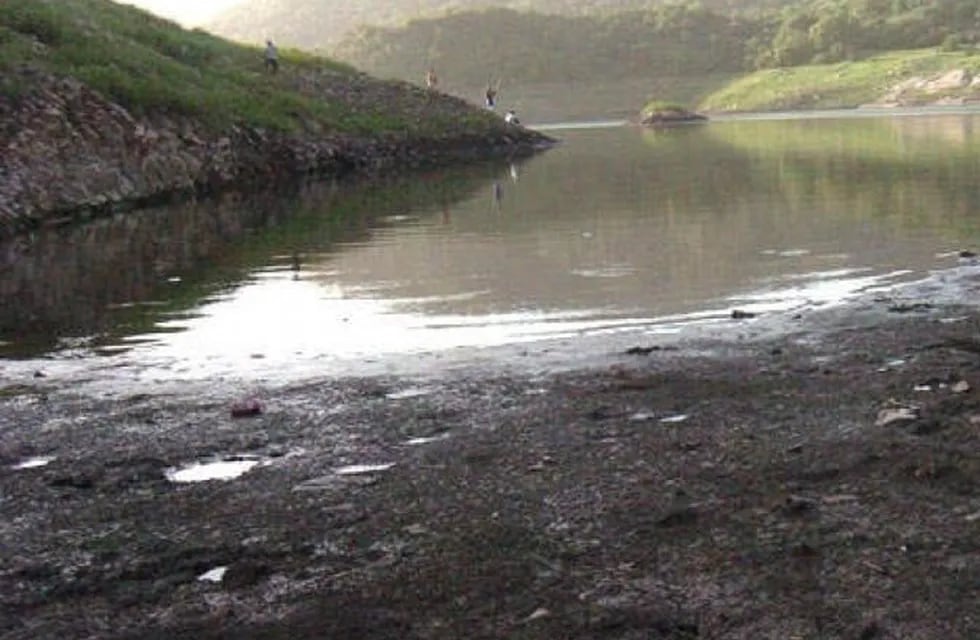 La bajante del Dique La Quebrada es alarmante y obligó a las autoridades de la Cooperativa a declarar la emergencia hídrica.