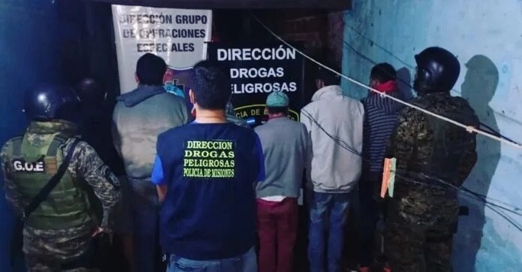 Efectivos de la Dirección Drogas Peligrosas y el Grupo de Operaciones Especiales junto a los detenidos