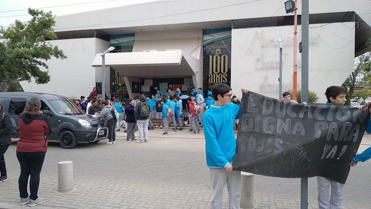 Alumnos de la Escuela PROA manifestaron por la falta del Edificio