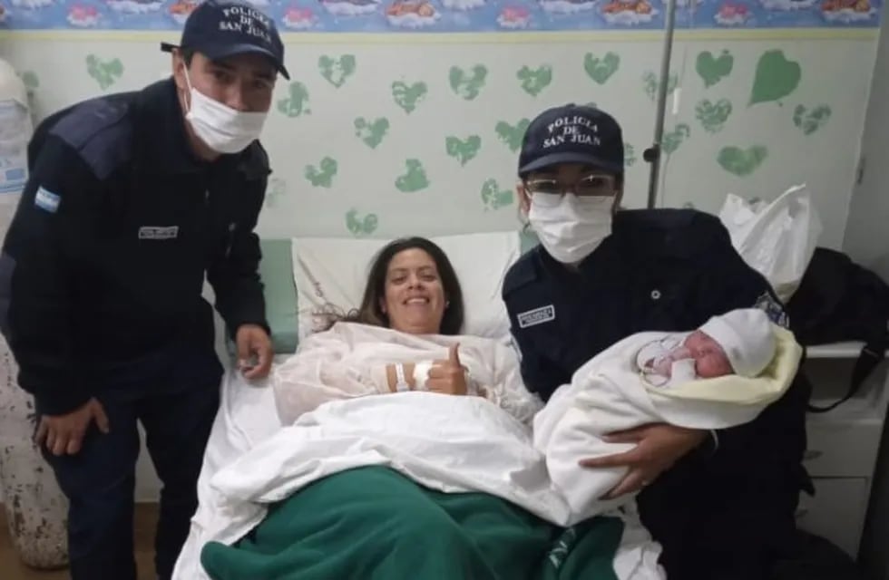Los policías Raúl Ortega y Rocio Gonzalez asistieron a Gladys Estefanía Soria para que naciera la pequeña Valeri.
