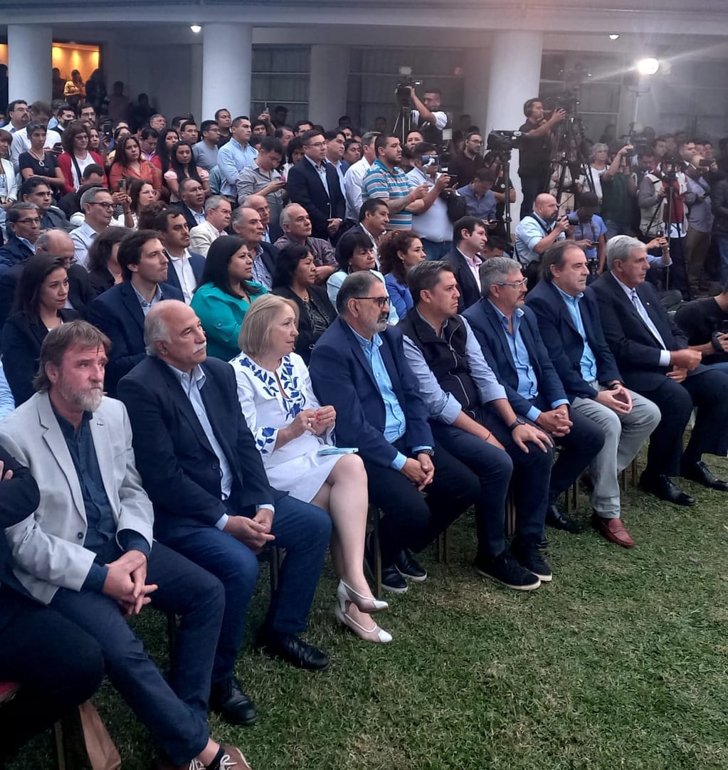 Legisladores, funcionarios, dirigentes y militantes de las fuerzas que componen Cambia Jujuy asistieron a la presentación de Carlos Sadir como candidato a gobernador.