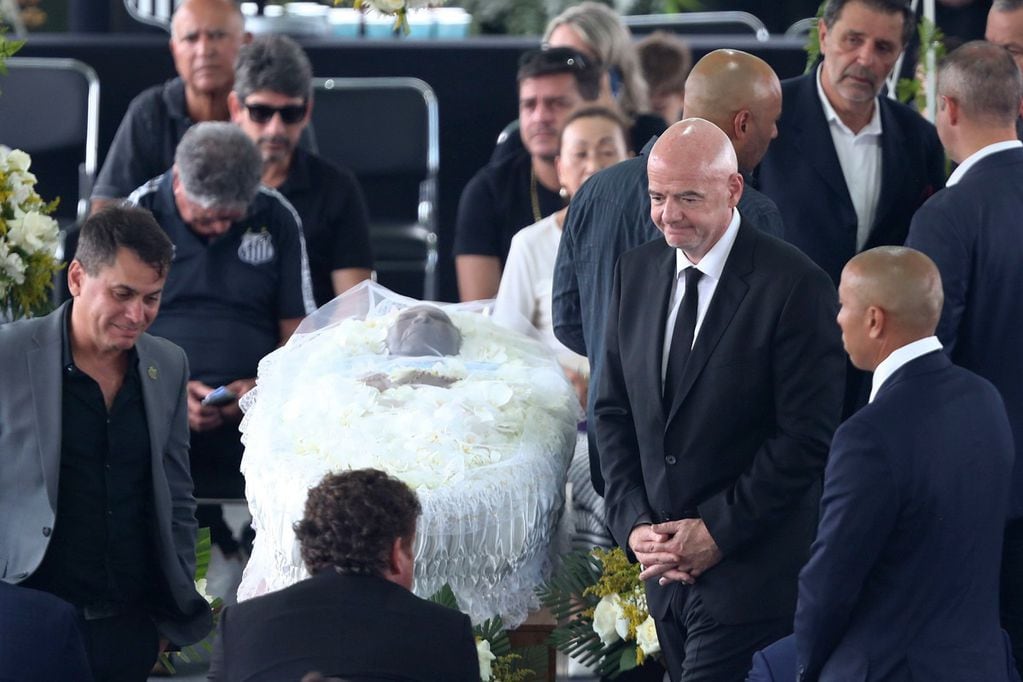 Gianni Infantino, presidente de la FIFA, presente en el funeral. Foto: EFE
