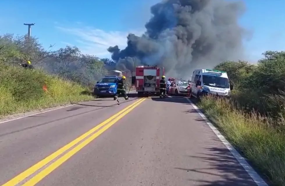 Se incendió un camión cargado de carbón en Pérez (Policía)