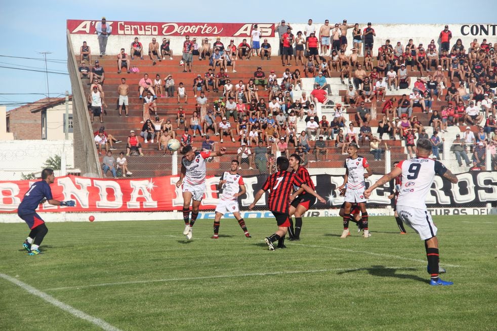 Matías López de cabeza  convierte el segundo gol rojinegro.