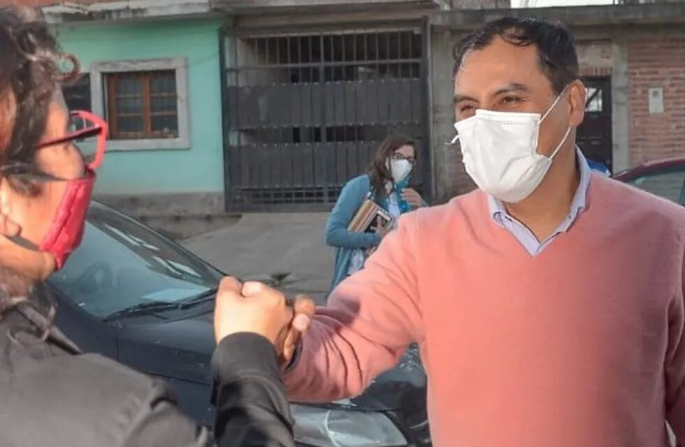 El médico Omar Gutiérrez dialogó con vecinos de diferentes sectores de Alto Comedero.