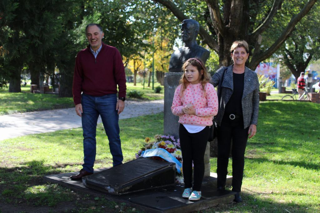 139º aniversario de Tres Arroyos: ofrenda floral  en el monumento a Dardo Rocha