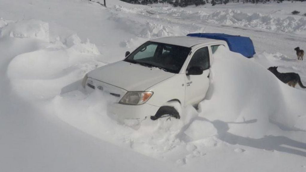 Hernán no pudo salir de su hogar con su camioneta ya que la nieve  imposibilitó el tránsito en la zona (LMNeuquén).