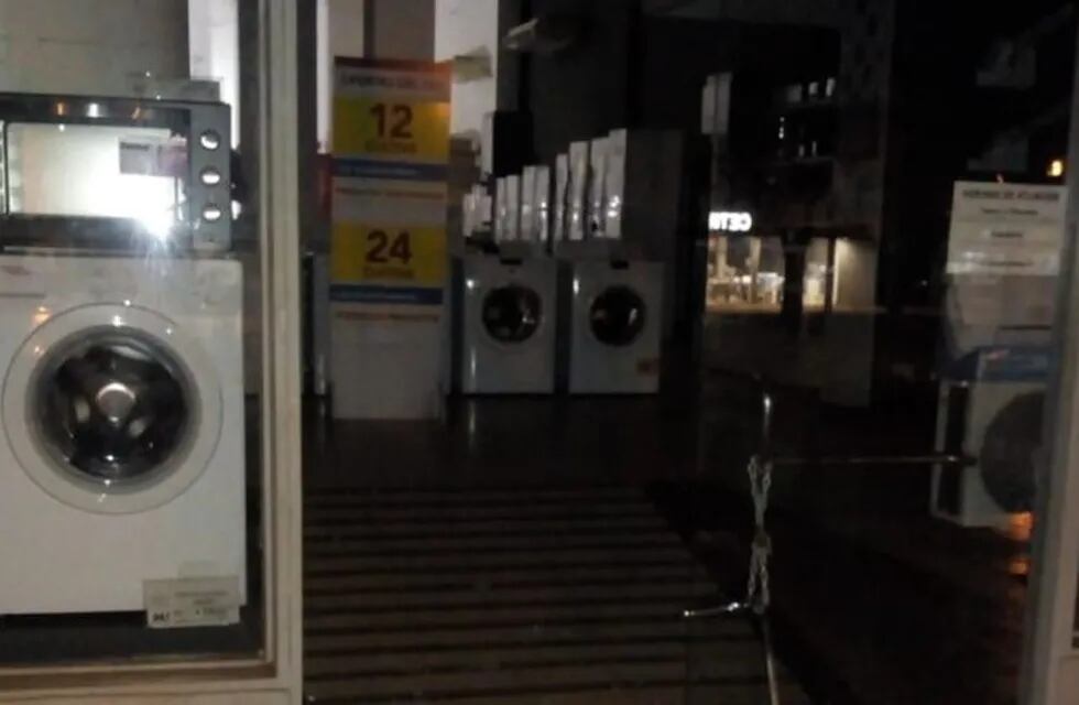 San Vicente: vandalizaron la puerta de ingreso de una cadena de electrodomésticos.