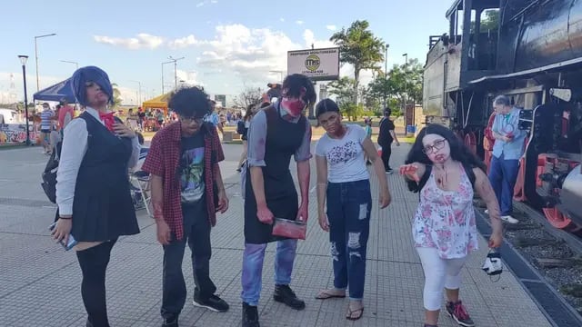 “Zombie Walk” en Posadas: jóvenes y adultos salieron a las calles a celebrar Halloween