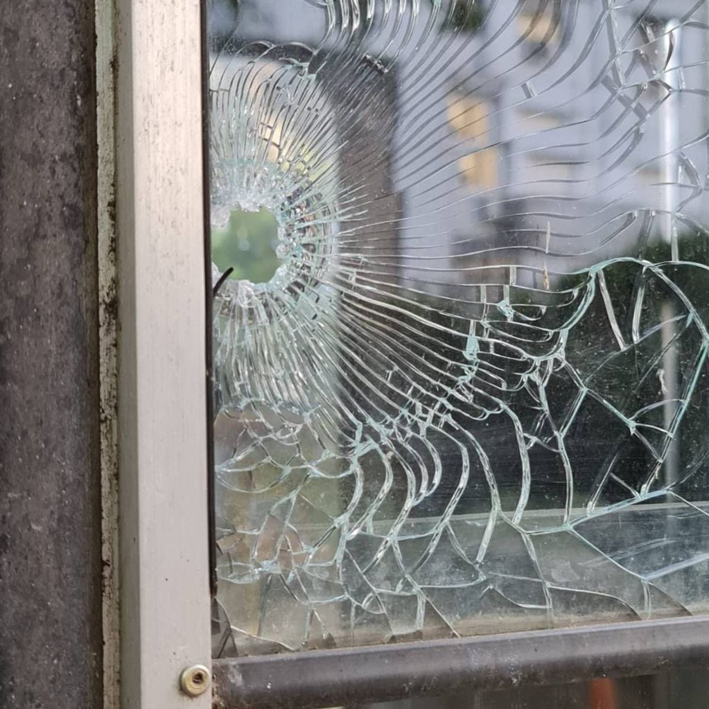 El único balazo detectado perforó un vidrio de la garita de Prefectura al lado del marco de la ventana.