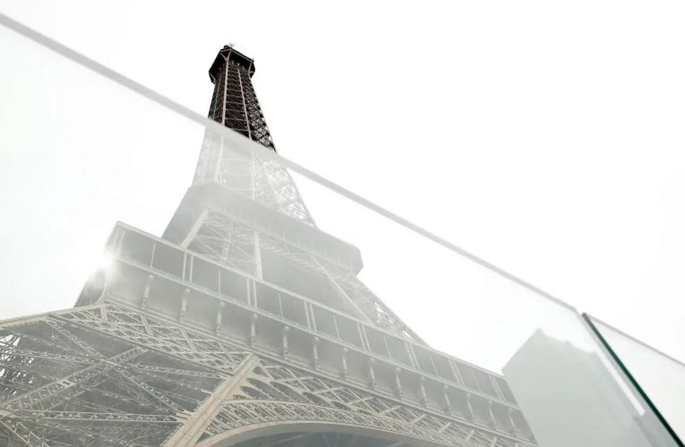 La Torre Eiffel desvela su nuevo muro de cristal contra ataques. (Foto: EFE/ Yoan Valat)