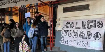 TOMA. Alumnos secundarios del colegio Nacional Buenos Aires continúan este miércoles, por tercer día consecutivo, con la toma de ese establecimiento (Télam).