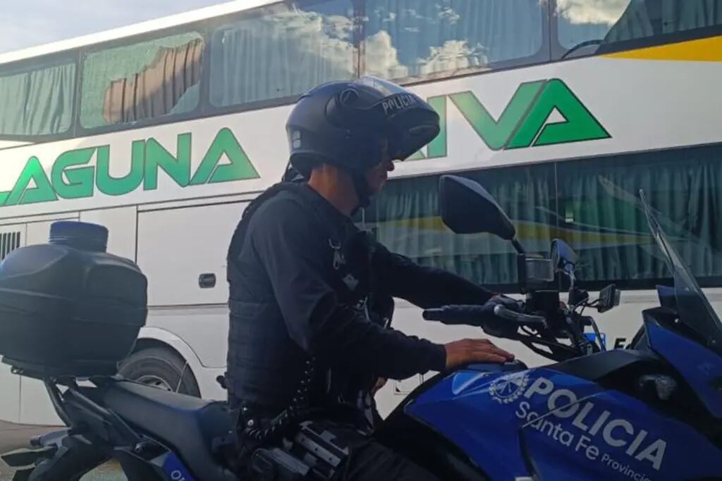 Atacaron un micro con policías en Rosario