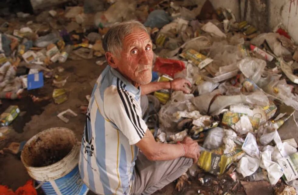 José Otarola, uno de los abuelos que vive en el edificio abandonado.