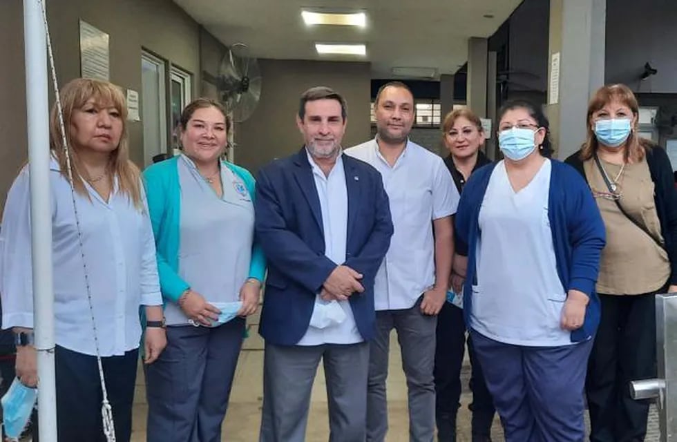 El ministro Medina Ruiz junto a parte del equipo de trabajo del Centro de Salud.