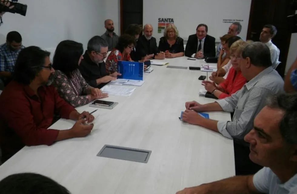 Los docentes se reunieron en la sede de la cartera laboral junto a los ministros Balagué y Genesini. (@amsafeprovincia)