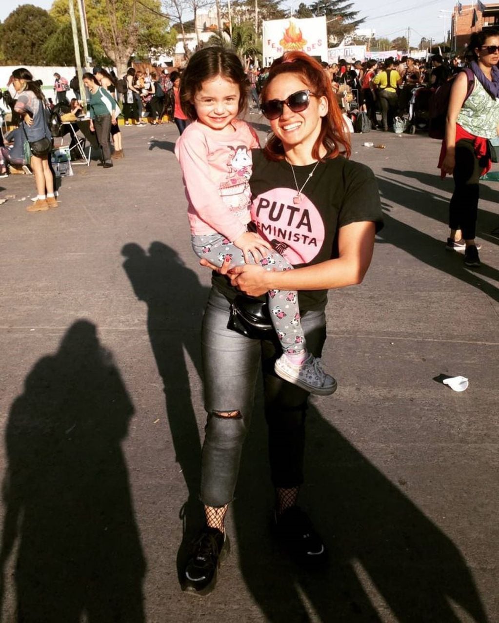 Nina León, la autora de "Puta Poeta" posa junto a su hija Cuba de 4 años (Foto: Instagram/ @ninaleonfeminista)