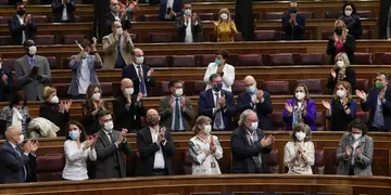 Ley de eutanasia en España: la aprobaron en Diputados y de dar el aval en Senadores se aplicaría a partir de 2021 (EFE: Kiko Huesca)