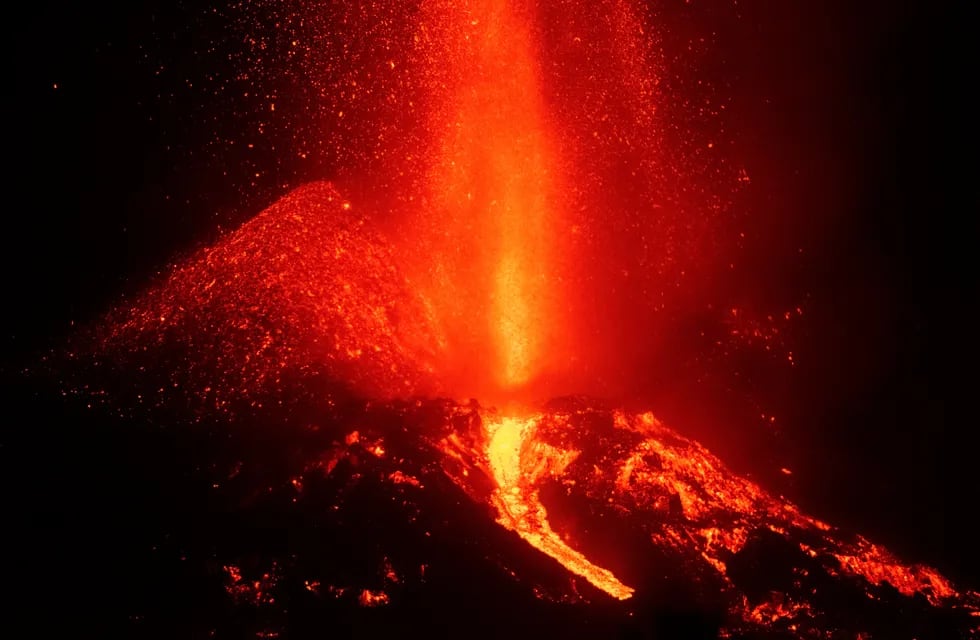 El volcán de la isla La Palma ya lleva casi dos meses de continua actividad. EFE/Carlos de Saá