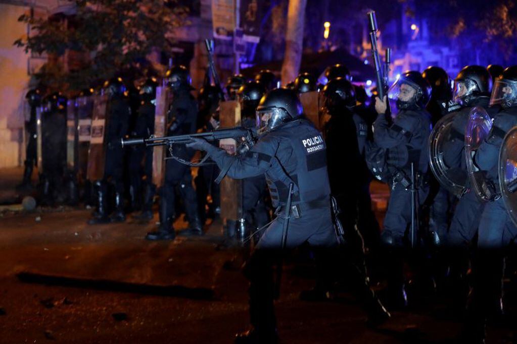Un policía en Cataluña se prepara para disparar contra los manifestantes (Foto: AP).