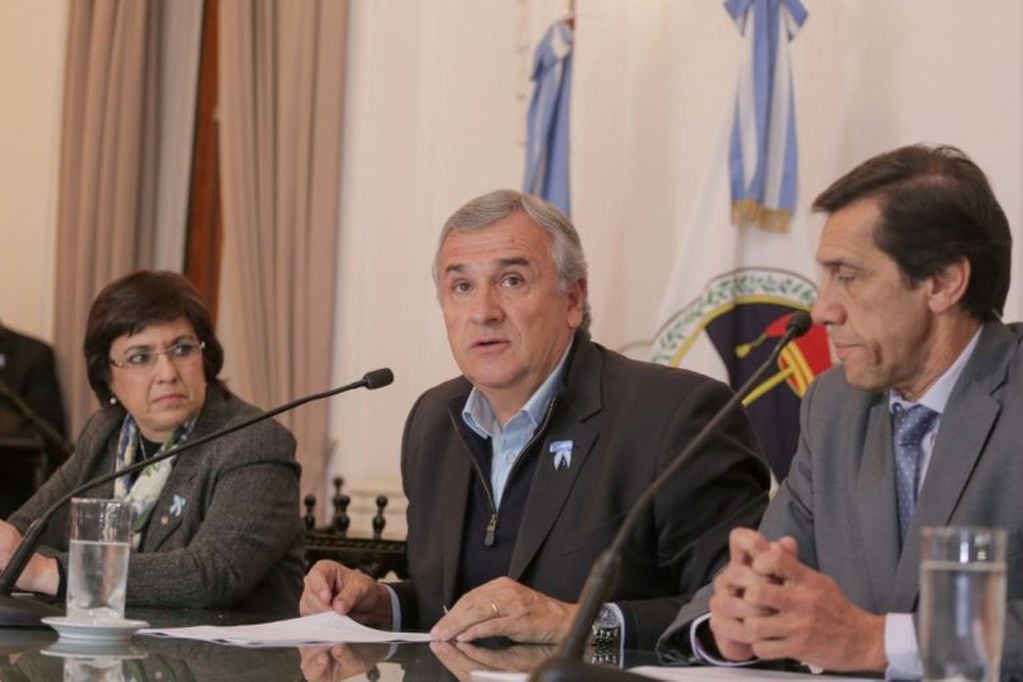 El gobernador Morales en conferencia de prensa celebrada en el Salón Blanco, junto a los ministros de Educación, Isolda Calsina; y de Hacienda, Carlos Sadir.