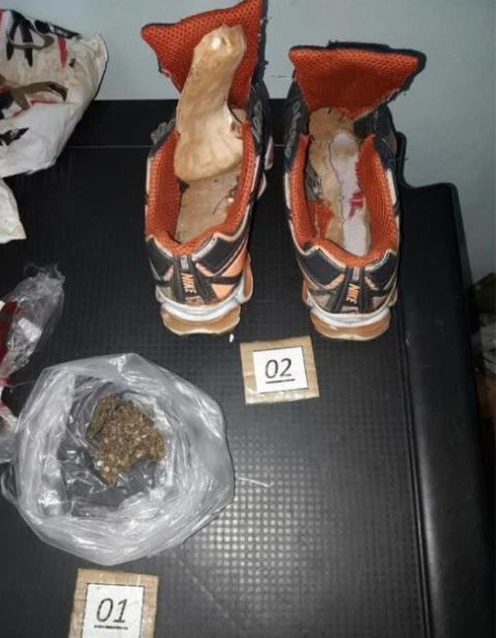 Quiso pasar marihuana oculta en zapatillas para su cuñado preso. (Foto: Policía de Misiones)