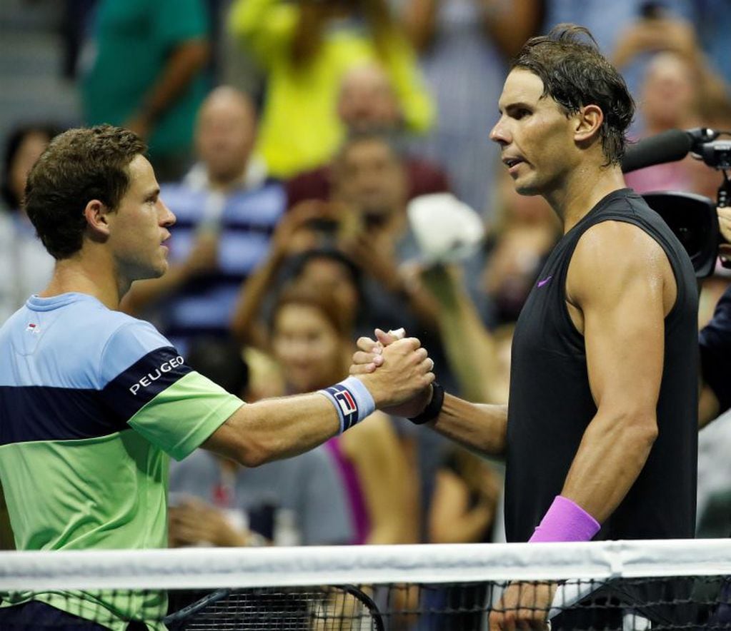 Diego Schwartzman estrecha la mano de Rafael Nadal luego de caer en cuartos de final ante el mallorquín (Foto: EFE)