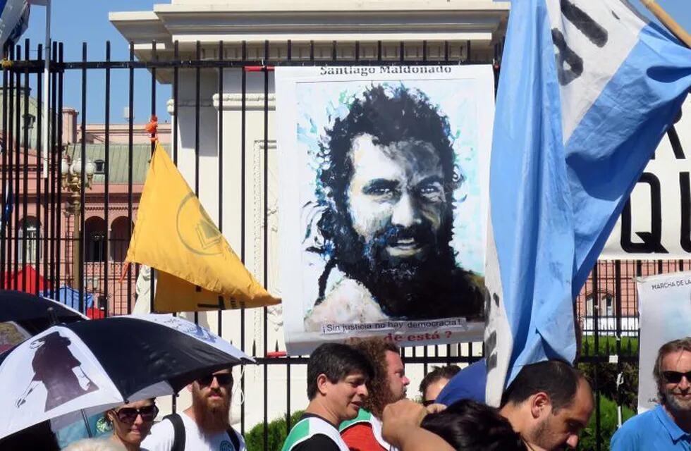Fotografía de un cartel con la imagen de Santiago Maldonado durante una manifestación de las Madres de Plaza de Mayo (EFE)