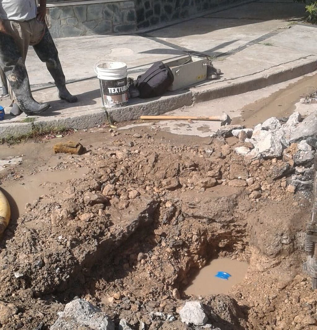Obras Sanitarias de Tres Arroyos realiza reparaciones en calles de  la ciudad